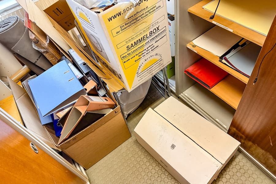 3 Kartons mit Bürobedarf